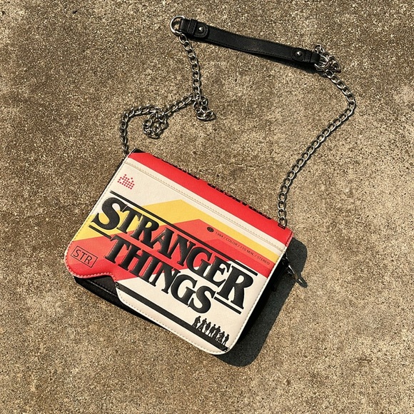 Stranger Things Bioworld chain link vhs Stranger Things purse - Picture 9 of 11